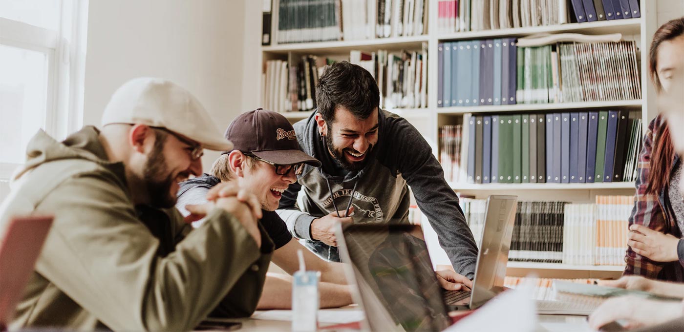 happy-employees-with-strong-employer-brand-strategy